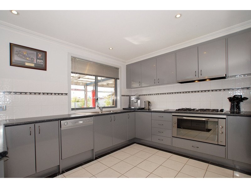 15 Manor Court, Cranbourne East VIC 3977