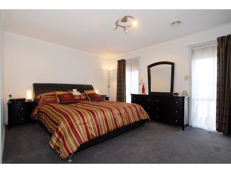 15 Manor Court, Cranbourne East VIC 3977