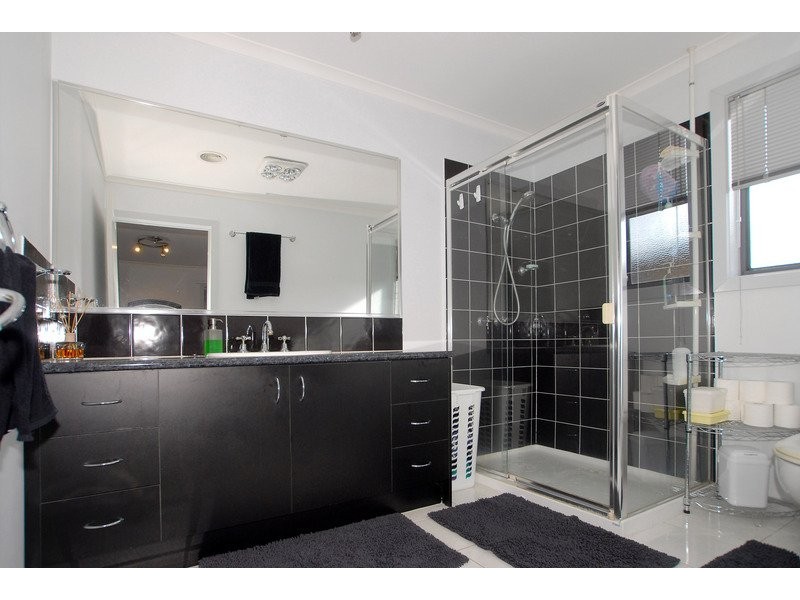 15 Manor Court, Cranbourne East VIC 3977