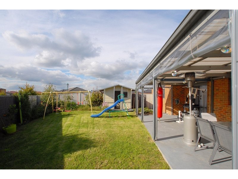 15 Manor Court, Cranbourne East VIC 3977