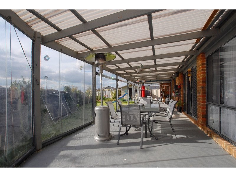 15 Manor Court, Cranbourne East VIC 3977