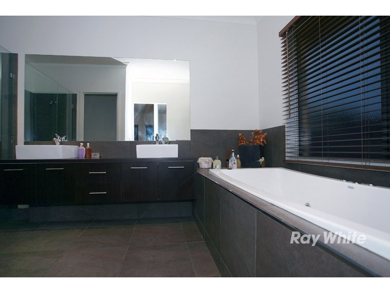 8 Adriana Circuit, Cranbourne South VIC 3977