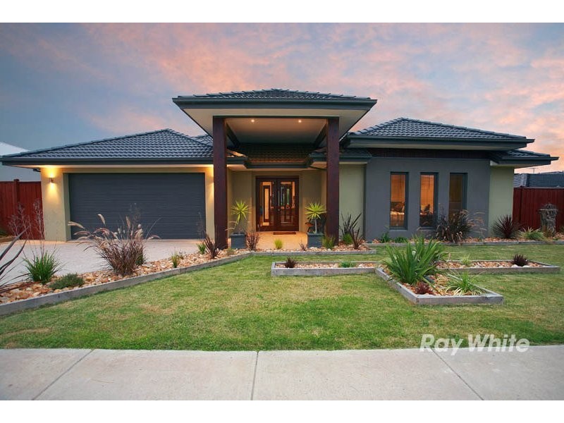 8 Adriana Circuit, Cranbourne South VIC 3977