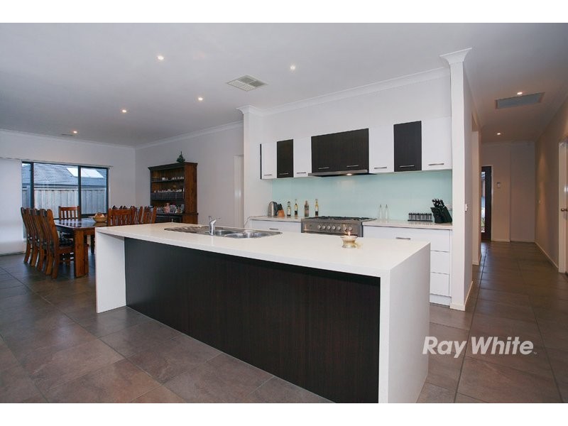 8 Adriana Circuit, Cranbourne South VIC 3977