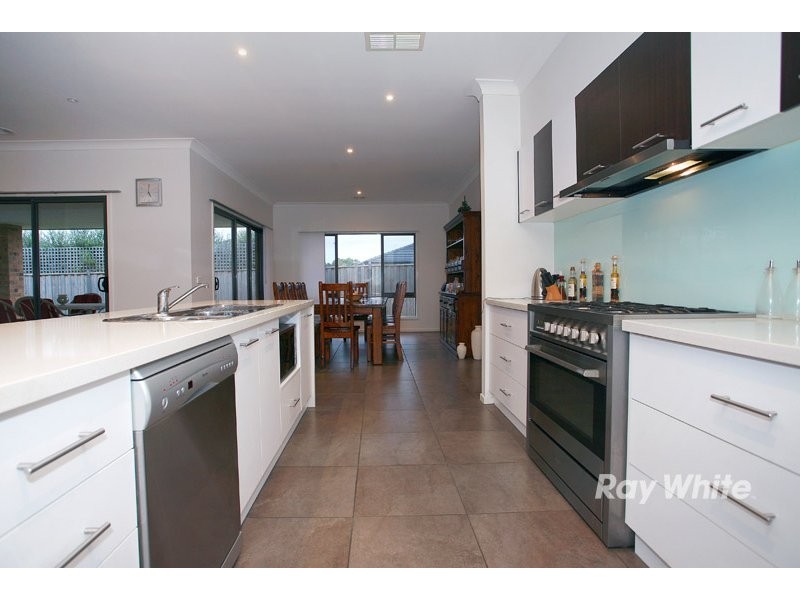 8 Adriana Circuit, Cranbourne South VIC 3977