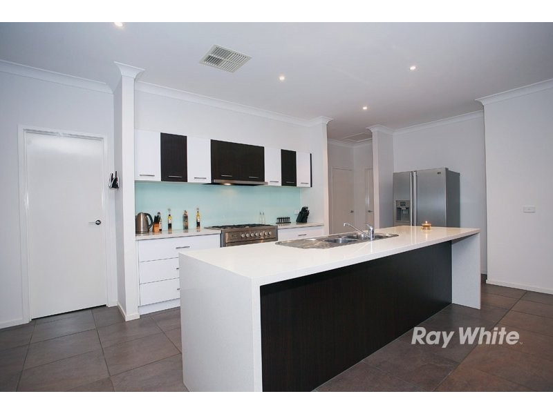 8 Adriana Circuit, Cranbourne South VIC 3977