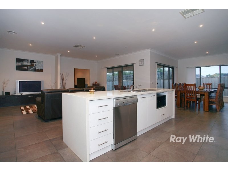 8 Adriana Circuit, Cranbourne South VIC 3977