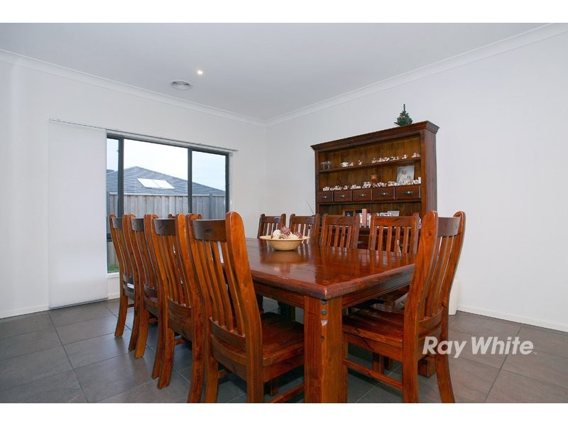 8 Adriana Circuit, Cranbourne South VIC 3977