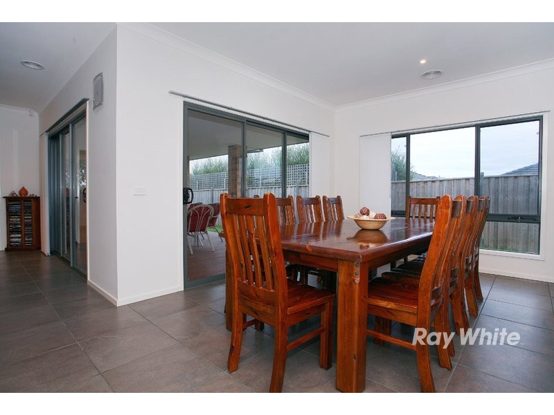 8 Adriana Circuit, Cranbourne South VIC 3977