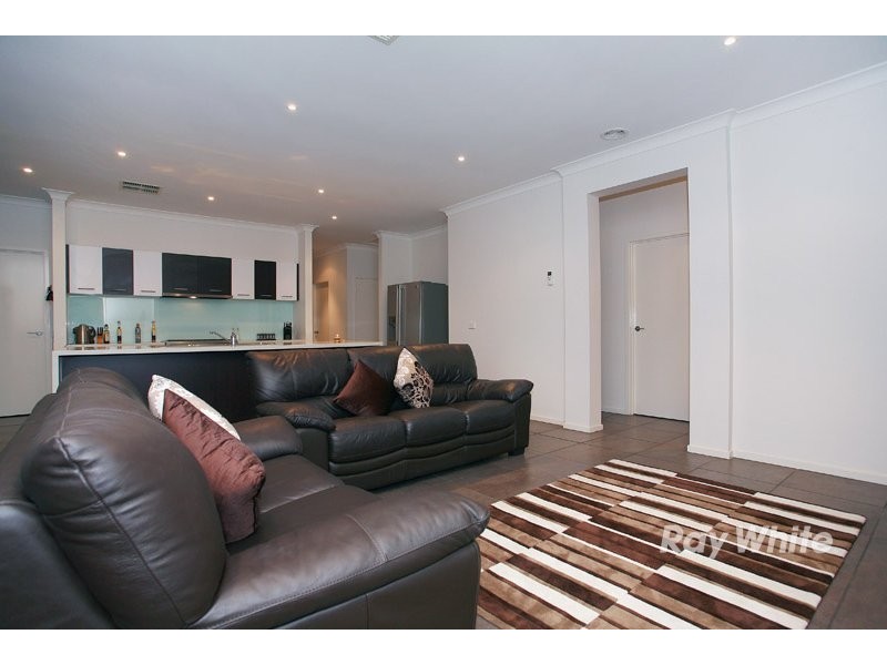 8 Adriana Circuit, Cranbourne South VIC 3977