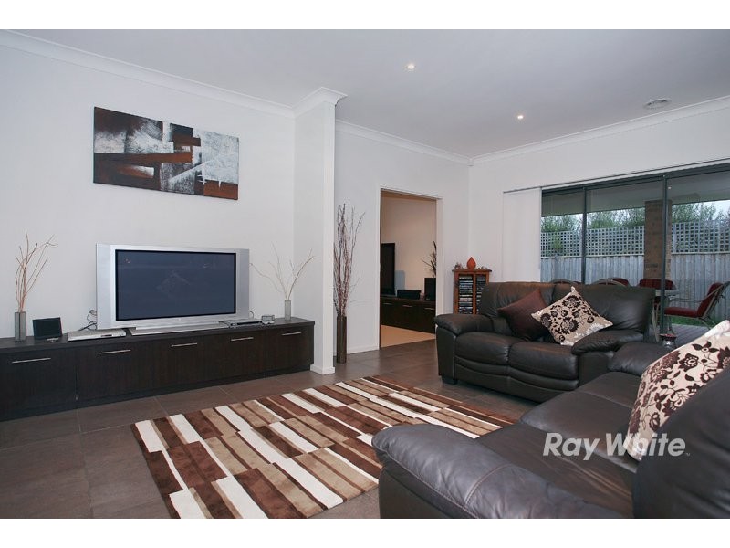 8 Adriana Circuit, Cranbourne South VIC 3977