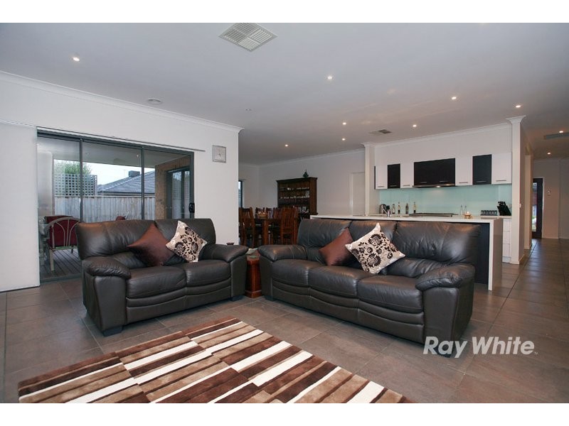 8 Adriana Circuit, Cranbourne South VIC 3977