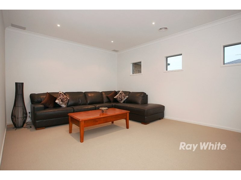 8 Adriana Circuit, Cranbourne South VIC 3977