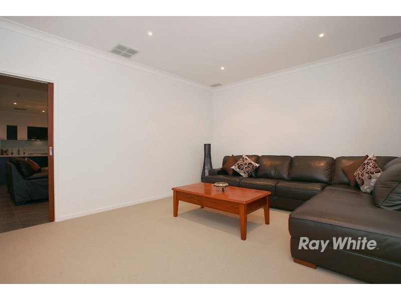 8 Adriana Circuit, Cranbourne South VIC 3977