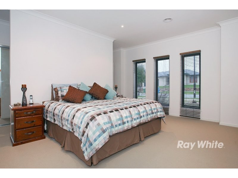 8 Adriana Circuit, Cranbourne South VIC 3977