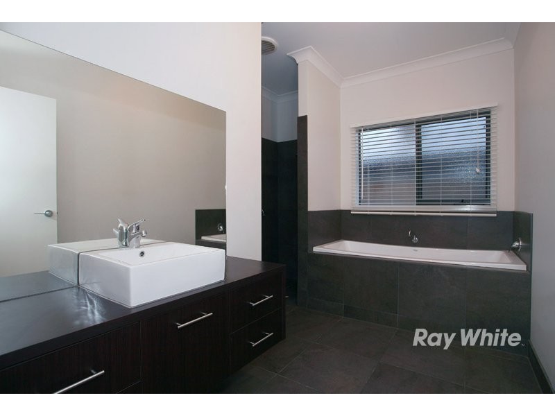 8 Adriana Circuit, Cranbourne South VIC 3977