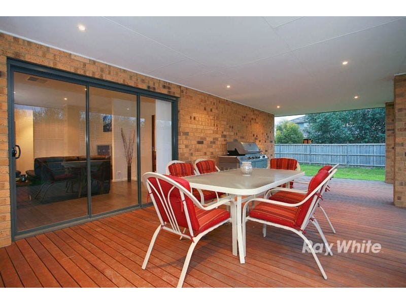 8 Adriana Circuit, Cranbourne South VIC 3977