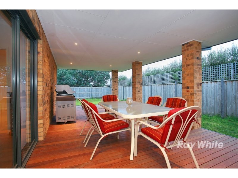 8 Adriana Circuit, Cranbourne South VIC 3977