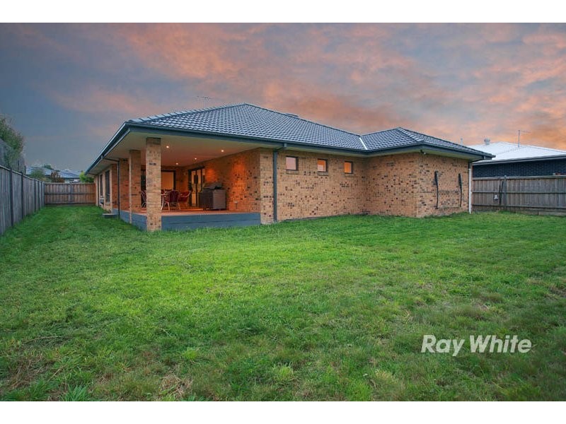 8 Adriana Circuit, Cranbourne South VIC 3977