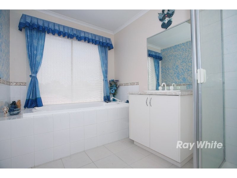 4 Brady Close, Lynbrook VIC 3975