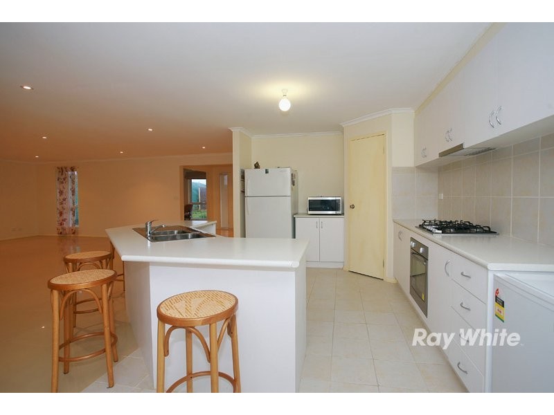 18 Kingsbarn Court, Cranbourne VIC 3977