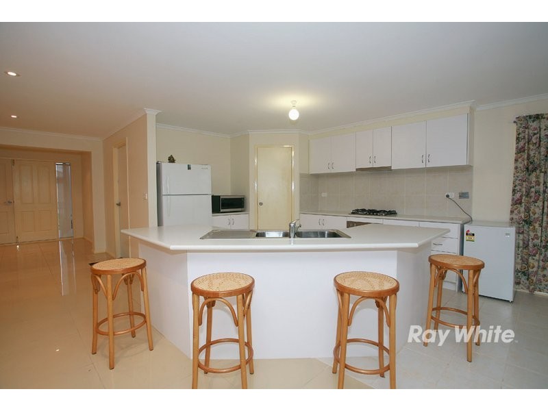 18 Kingsbarn Court, Cranbourne VIC 3977