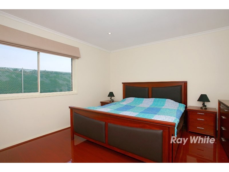 18 Kingsbarn Court, Cranbourne VIC 3977