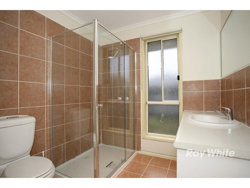 18 Kingsbarn Court, Cranbourne VIC 3977