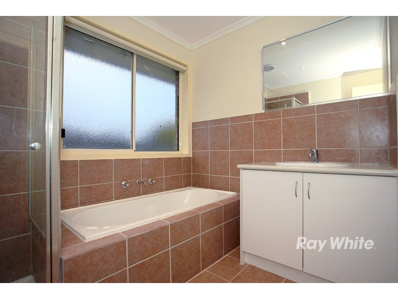 18 Kingsbarn Court, Cranbourne VIC 3977