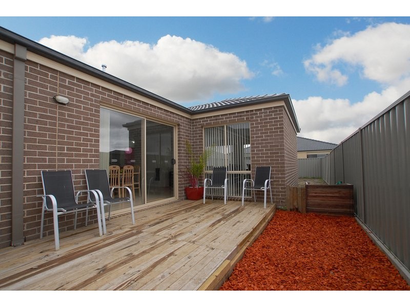 16 Limerick Road, Cranbourne East VIC 3977