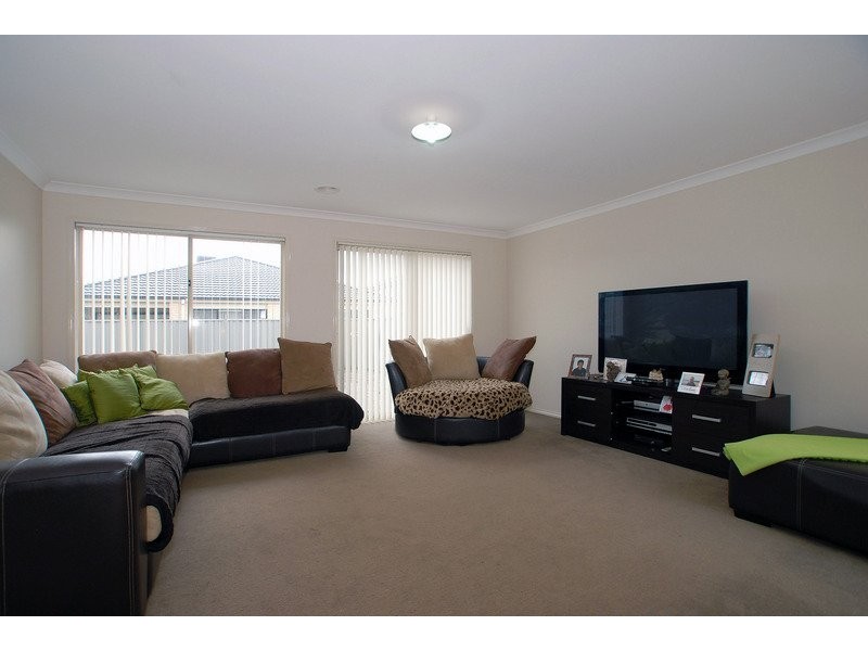 16 Limerick Road, Cranbourne East VIC 3977