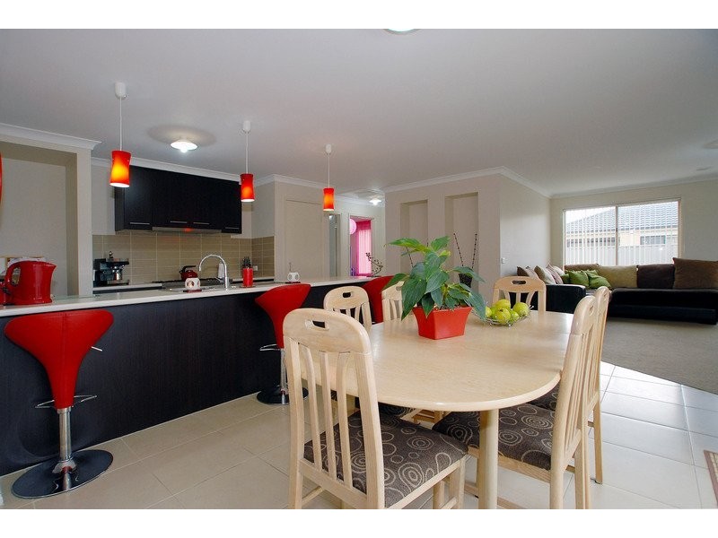16 Limerick Road, Cranbourne East VIC 3977