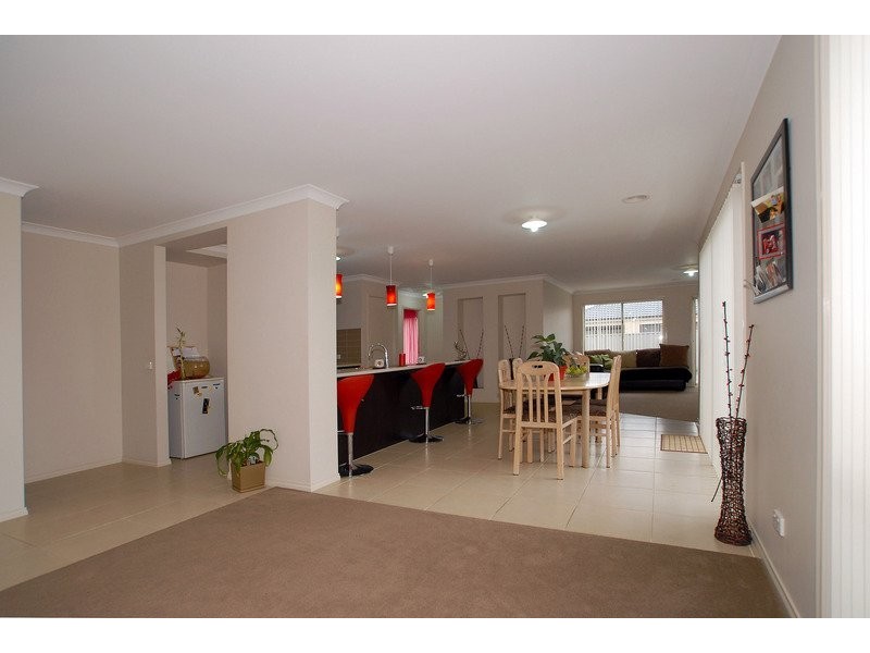16 Limerick Road, Cranbourne East VIC 3977