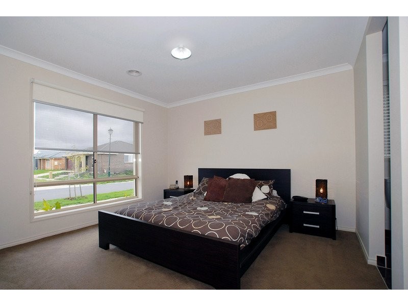 16 Limerick Road, Cranbourne East VIC 3977