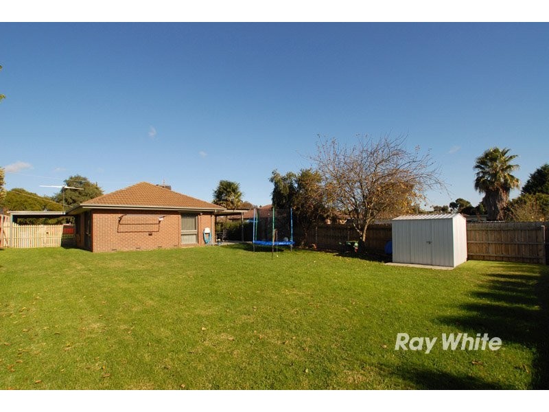 27 Lamont Crescent, Cranbourne VIC 3977
