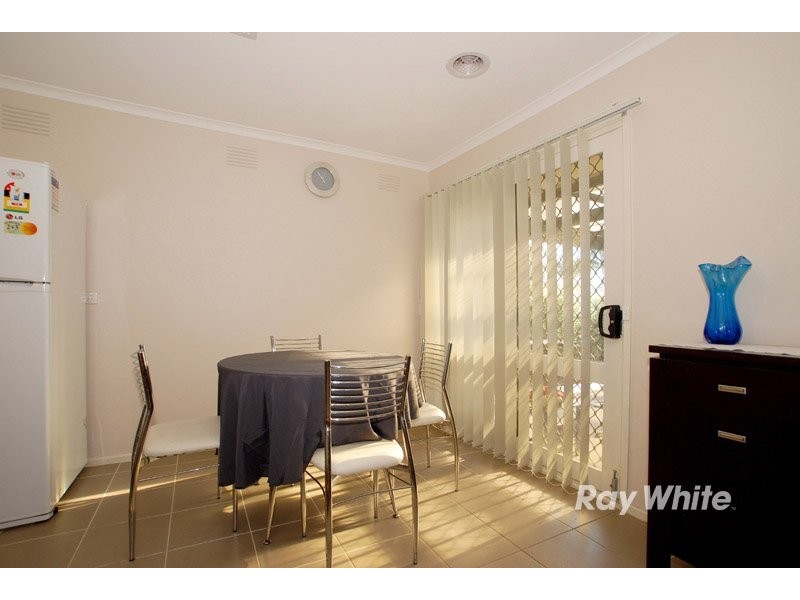 27 Lamont Crescent, Cranbourne VIC 3977