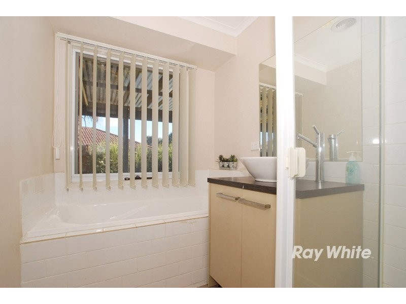 27 Lamont Crescent, Cranbourne VIC 3977