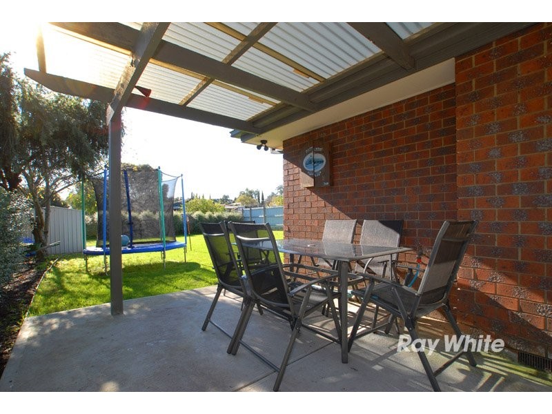 27 Lamont Crescent, Cranbourne VIC 3977