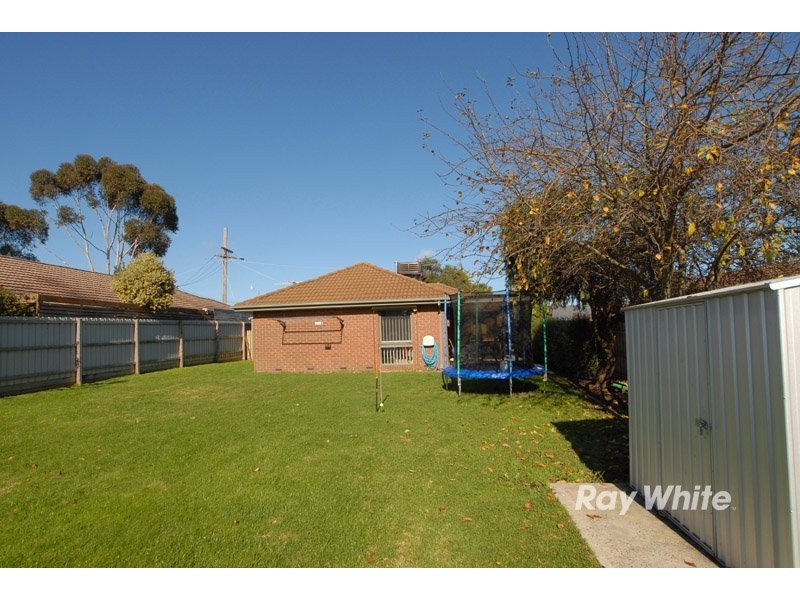 27 Lamont Crescent, Cranbourne VIC 3977