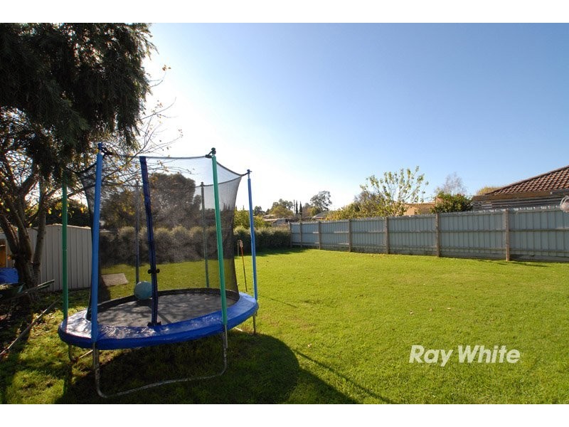 27 Lamont Crescent, Cranbourne VIC 3977