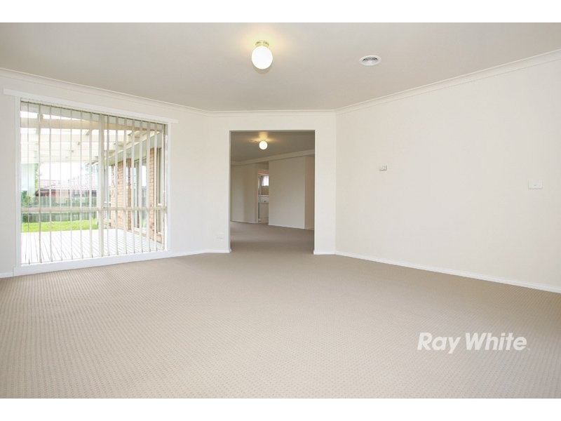 8 Montrose Way, Cranbourne VIC 3977