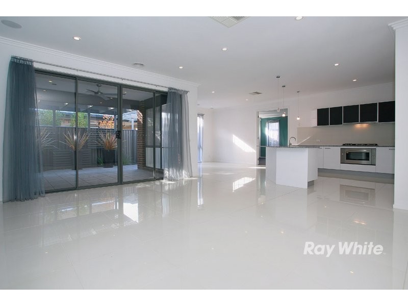 18 Kindred Avenue, Cranbourne VIC 3977