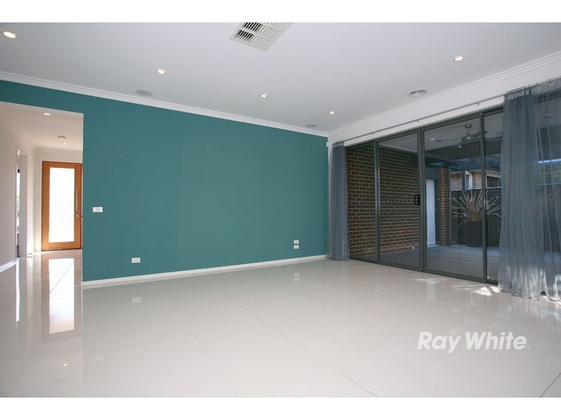 18 Kindred Avenue, Cranbourne VIC 3977