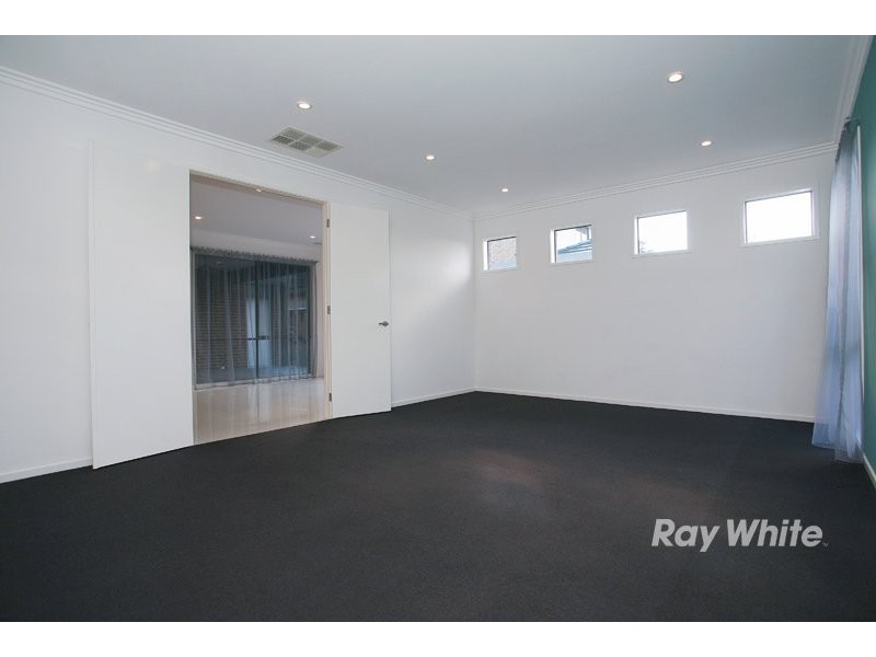 18 Kindred Avenue, Cranbourne VIC 3977