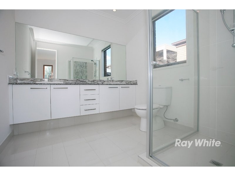 18 Kindred Avenue, Cranbourne VIC 3977