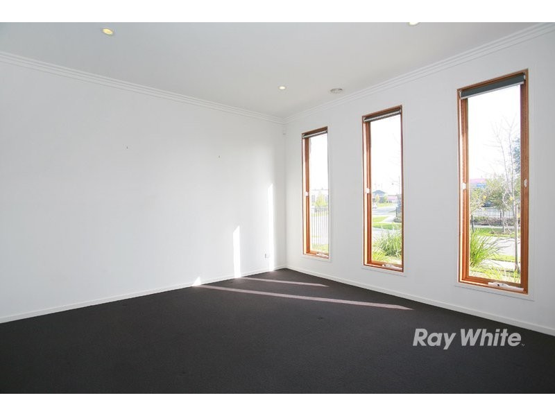 18 Kindred Avenue, Cranbourne VIC 3977