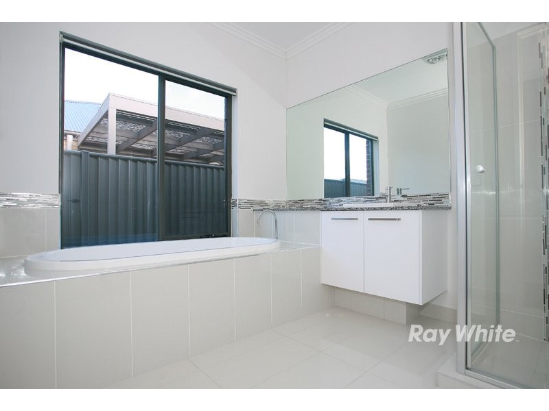 18 Kindred Avenue, Cranbourne VIC 3977
