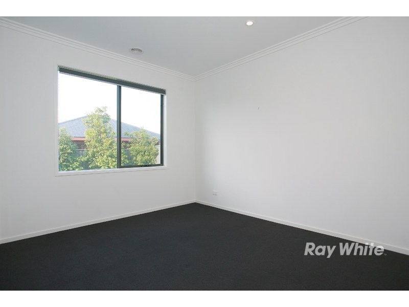 18 Kindred Avenue, Cranbourne VIC 3977