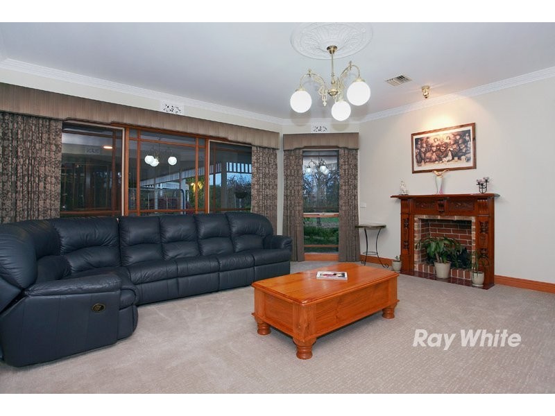 54 Earlston Circuit, Cranbourne VIC 3977