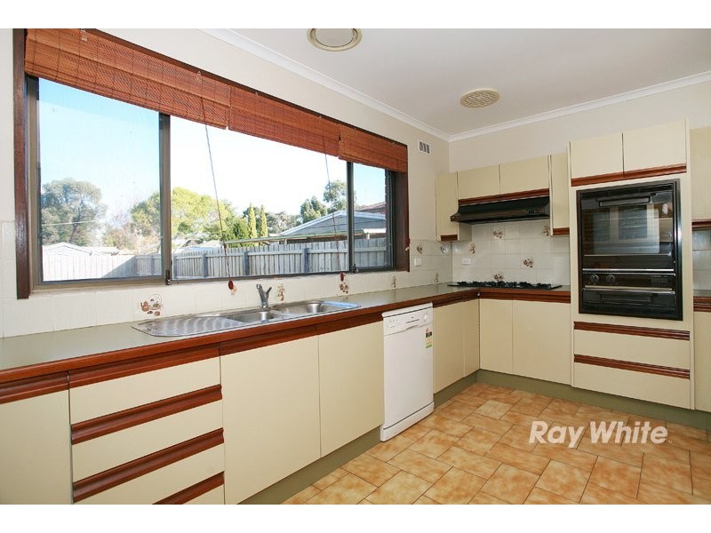 8 Fenfield Street, Cranbourne VIC 3977